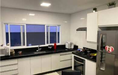 Imagem: A casa possui 3 Dormitórios, 2 Banheiros, 2 Vagas na garagem