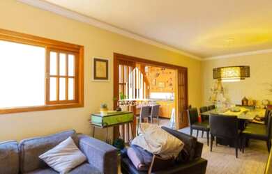 Imagem: A casa possui 4 Dormitórios, 3 Banheiros, 2 Vagas na garagem