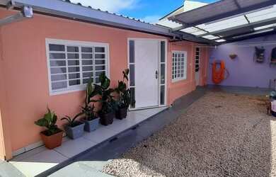 Imagem: A casa possui 3 Dormitórios, 2 Banheiros, 2 Vagas na garagem