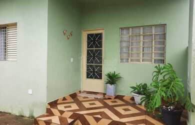 Imagem: A casa possui 2 Dormitórios, 1 Banheiro, 2 Vagas na garagem