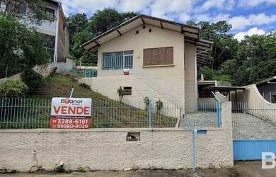 Imagem: A casa possui 3 Dormitórios, 3 Banheiros, 2 Vagas na garagem