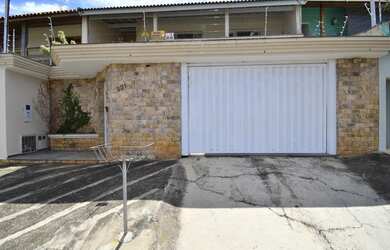 Imagem: A casa possui 3 Dormitórios, 1 Banheiro, 4 Vagas na garagem