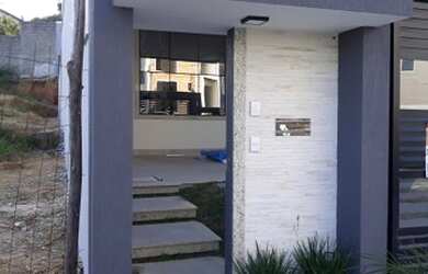 Imagem: A casa possui 2 Dormitórios, 2 Banheiros, 2 Vagas na garagem