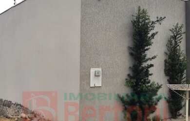 Imagem: A casa possui 2 Dormitórios, 1 Banheiro, 2 Vagas na garagem