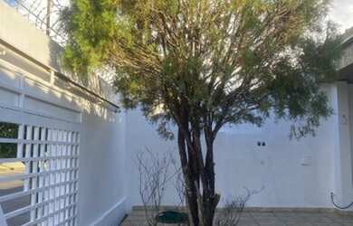 Imagem: A casa possui 3 Dormitórios, 2 Banheiros, 2 Vagas na garagem