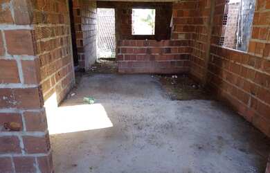 Imagem: A casa à venda possui 2 Dormitórios, 1 Banheiro, 2 Vagas na