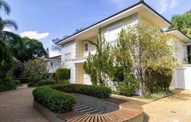 Imagem 2: Zona Sul condomínio de sobrados de alto padrão, com 4 suítes,4 salas,5 vagas, útil de 627m