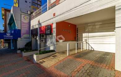 Imagem: O apartamento possui 1 Dormitório, 1 Banheiro, 1 Vaga na garagem