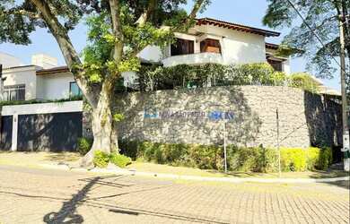 Imagem: A casa possui 4 Dormitórios, 5 Banheiros, 5 Vagas na garagem