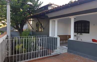 Imagem: A casa possui 3 Dormitórios, 1 Banheiro, 1 Vaga na garagem