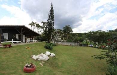 Imagem: A casa possui 3 Dormitórios, 2 Banheiros, 5 Vagas na garagem