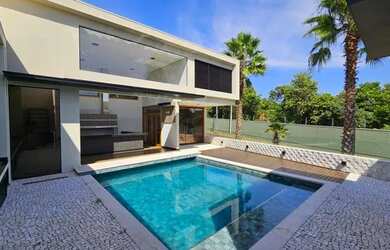 Imagem: A casa em condomínio possui 4 Dormitórios, 2 Banheiros, 3