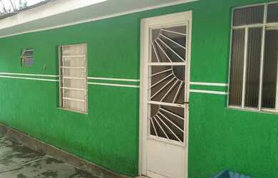 Imagem: A casa possui 1 Dormitório, 1 Banheiro, 1 Vaga na garagem