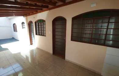 Imagem: A casa possui 1 Dormitório, 1 Banheiro, 1 Vaga na garagem e