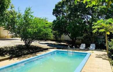 Imagem: A casa possui 3 Dormitórios, 2 Banheiros, 5 Vagas na garagem