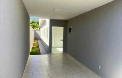 Imagem: A casa possui 3 Dormitórios, 2 Banheiros, 2 Vagas na garagem