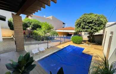 Imagem: A casa possui 4 Dormitórios, 5 Banheiros, 4 Vagas na garagem