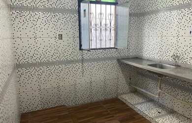 Imagem: A casa possui 3 Dormitórios, 1 Banheiro, 2 Vagas na garagem