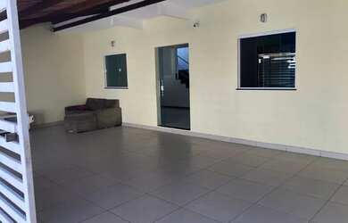 Imagem: A casa possui 4 Dormitórios, 3 Banheiros, 2 Vagas na garagem