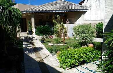 Imagem: A casa possui 3 Dormitórios, 4 Banheiros, 2 Vagas na garagem