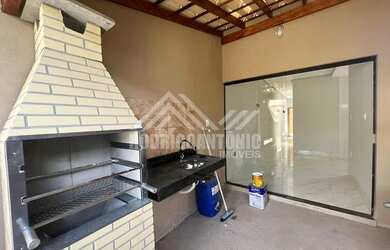 Imagem: A casa possui 3 Dormitórios, 1 Banheiro, 2 Vagas na garagem