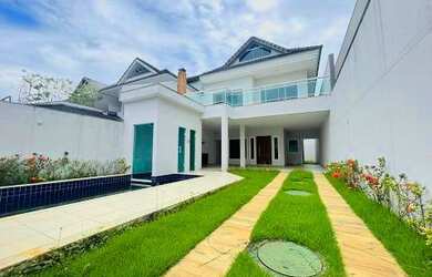 Imagem: A casa em condomínio possui 5 Dormitórios, 5 Banheiros, 3