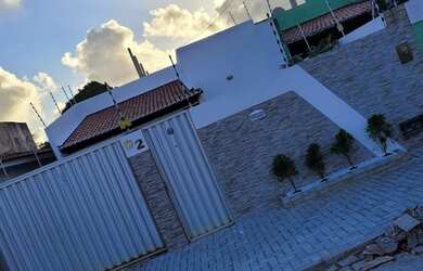 Imagem: A casa possui 3 Dormitórios, 2 Banheiros, 2 Vagas na garagem