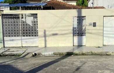 Imagem: A casa possui 3 Dormitórios, 1 Banheiro e está localizado