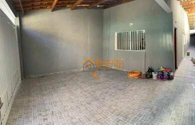 Imagem: A casa possui 3 Dormitórios, 2 Banheiros, 2 Vagas na garagem