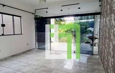 Imagem: A casa possui 4 Dormitórios, 3 Banheiros, 4 Vagas na garagem