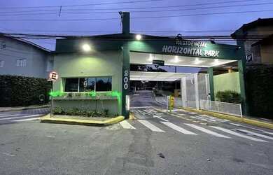 Imagem: A casa em condomínio possui 5 Dormitórios, 5 Banheiros, 4