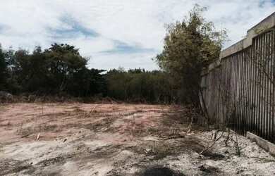 Imagem: O terreno possui 9.200m² de Área e está localizado em Feu