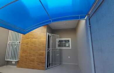 Imagem: A casa possui 3 Dormitórios, 2 Banheiros, 2 Vagas na garagem