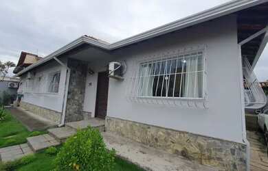 Imagem: A casa possui 4 Dormitórios, 3 Banheiros, 4 Vagas na garagem