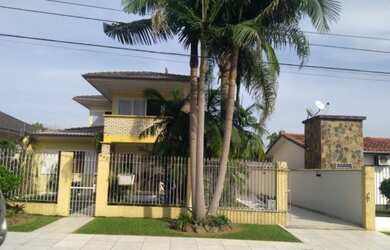 Imagem: A casa possui 3 Dormitórios, 1 Banheiro, 2 Vagas na garagem