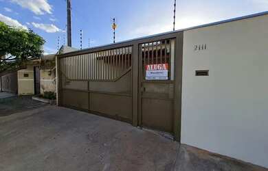 Imagem: A casa possui 3 Dormitórios, 2 Banheiros, 2 Vagas na garagem