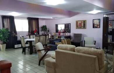 Imagem: A casa possui 3 Dormitórios, 3 Banheiros, 5 Vagas na garagem