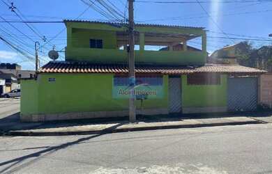 Imagem: A casa possui 3 Dormitórios, 2 Banheiros, 2 Vagas na garagem