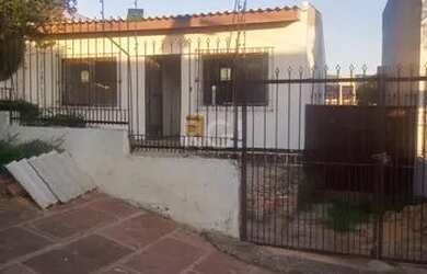 Imagem: A casa possui 3 Dormitórios, 4 Banheiros, 3 Vagas na garagem