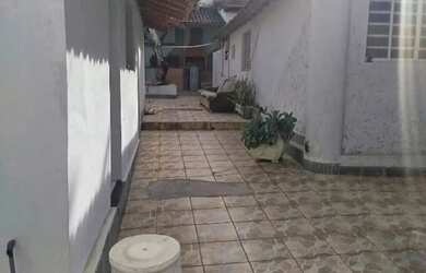 Imagem: A casa possui 5 Dormitórios, 3 Banheiros e Imóvel mobiliado