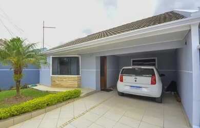 Imagem: A casa possui 3 Dormitórios, 2 Banheiros, 2 Vagas na garagem