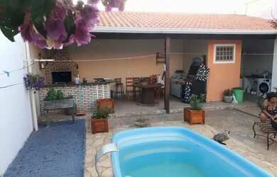 Imagem: A casa possui 4 Dormitórios, 3 Banheiros, 2 Vagas na garagem