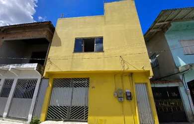 Imagem: A casa possui 4 Dormitórios, 1 Banheiro, 1 Vaga na garagem