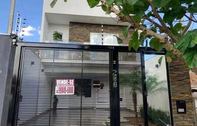 Imagem: A casa possui 3 Dormitórios, 3 Banheiros, 2 Vagas na garagem