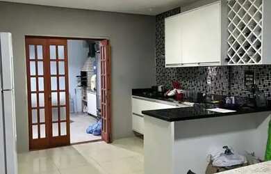 Imagem: A casa possui 3 Dormitórios, 2 Banheiros e 2 Vagas na garagem