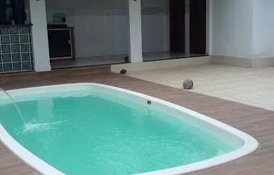 Imagem: A casa possui 3 Dormitórios, 4 Banheiros, 2 Vagas na garagem