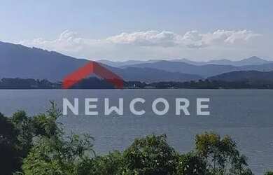 Imagem: A casa possui 3 Dormitórios, 3 Banheiros, 2 Vagas na garagem