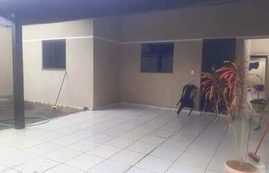 Imagem: A casa possui 3 Dormitórios, 2 Banheiros, 1 Vaga na garagem