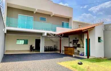 Imagem: A casa possui 3 Dormitórios, 3 Banheiros, 4 Vagas na garagem