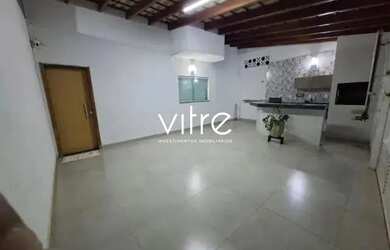 Imagem: A casa possui 3 Dormitórios, 3 Banheiros, 2 Vagas na garagem